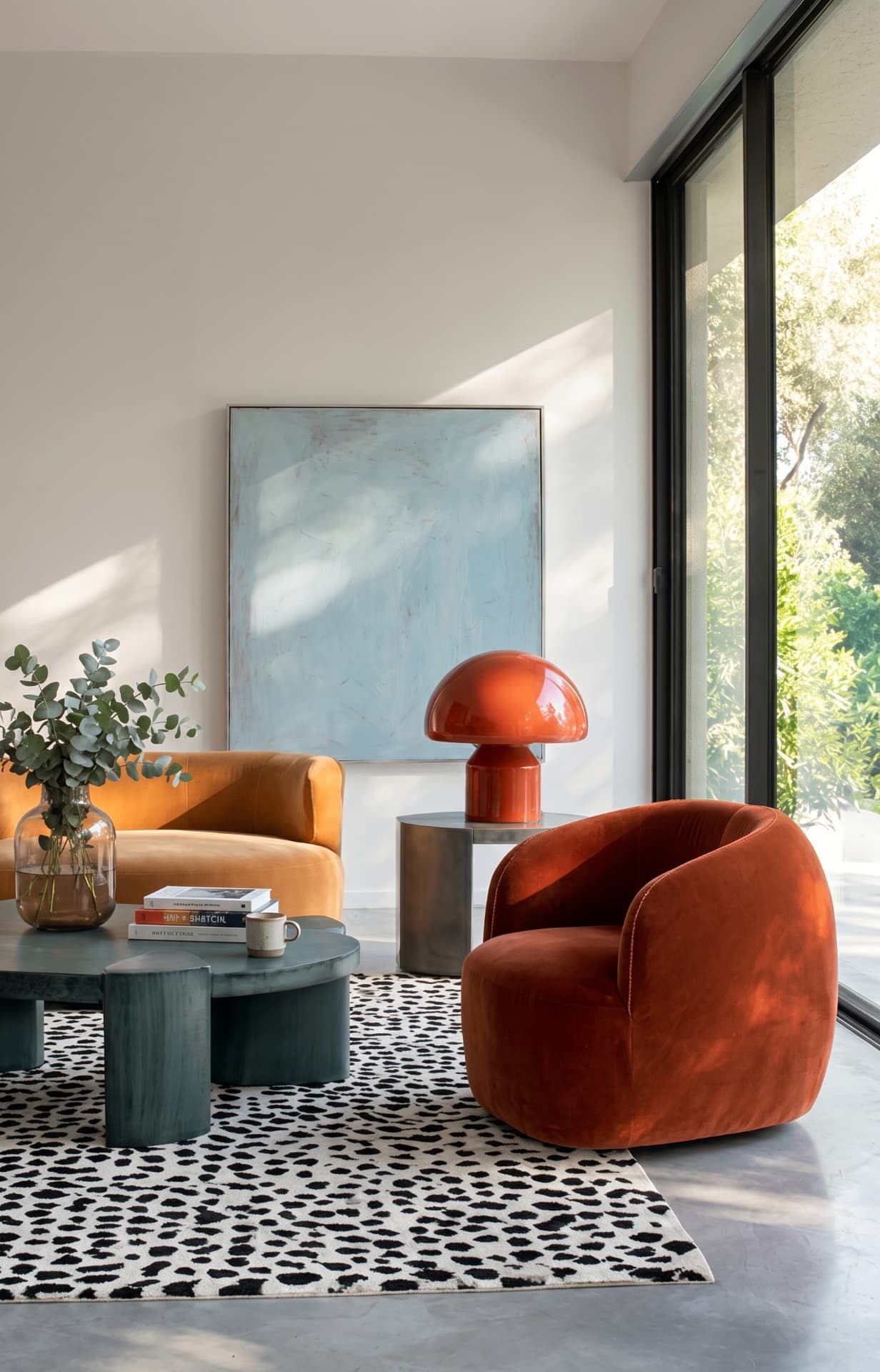 Comedor elegante con materiales naturales, diseño de interiores Healing Home en Madrid